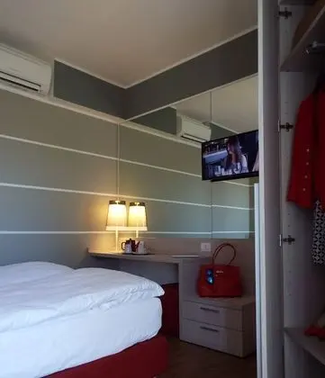 İki Ayrı Yataklı Oda, Havuz Manzaralı