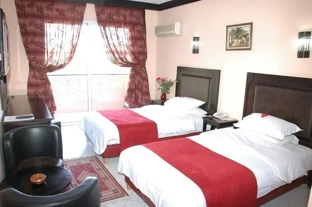 Tek Büyük Yataklı Oda, Havuz Manzaralı