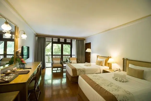 Deluxe Tek Büyük veya İki Ayrı Yataklı Oda, Havuz Manzaralı