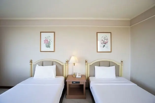 Deluxe Corner Room