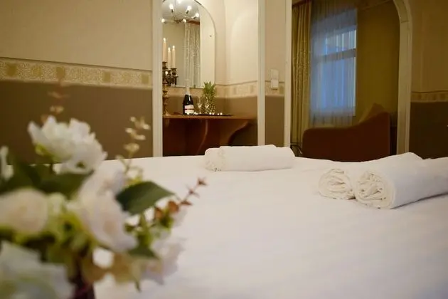 Luxury Oda