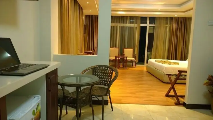 Deluxe Oda, Köşe