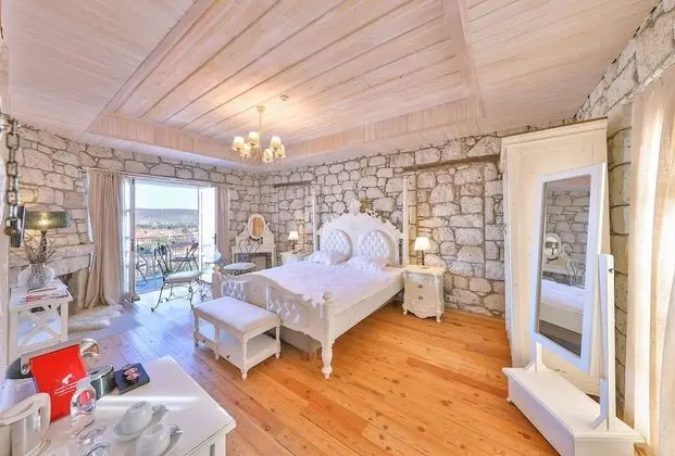 Deluxe Tek Büyük Yataklı Oda, Havuz Manzaralı