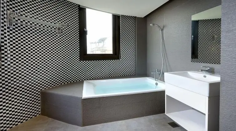 Deluxe Tek Büyük veya İki Ayrı Yataklı Oda, Küvet