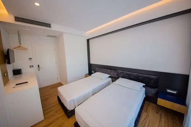 Tek Büyük veya İki Ayrı Yataklı Oda, Balkon
