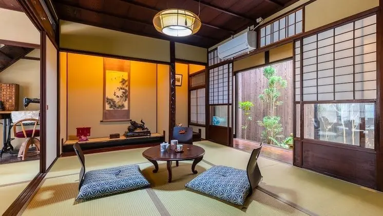 Traditional Ev (Gou)