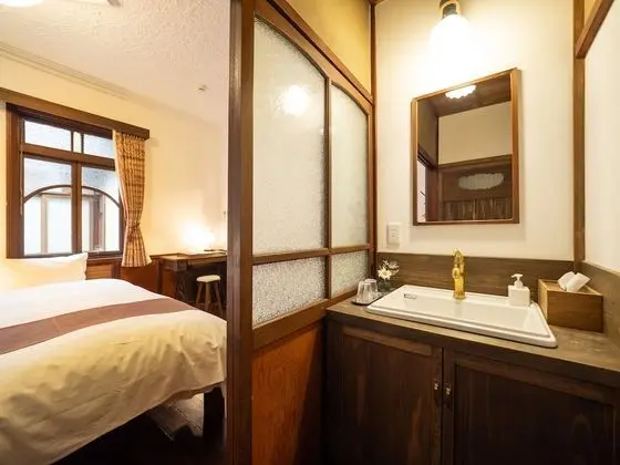 İki Ayrı Yataklı Oda, Ortak Banyo
