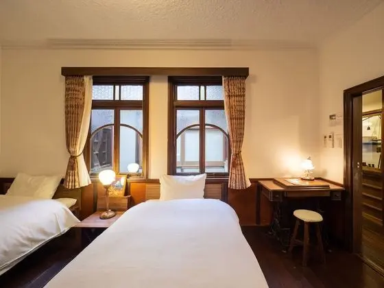 İki Ayrı Yataklı Oda, Ortak Banyo