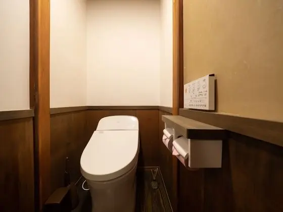 İki Ayrı Yataklı Oda, Ortak Banyo