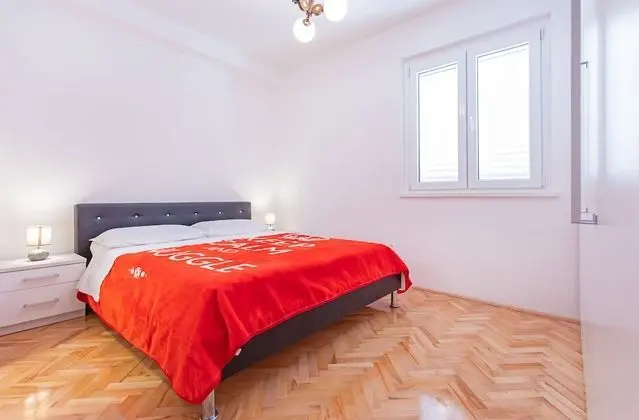 Tek Büyük Yataklı Oda (Red room)