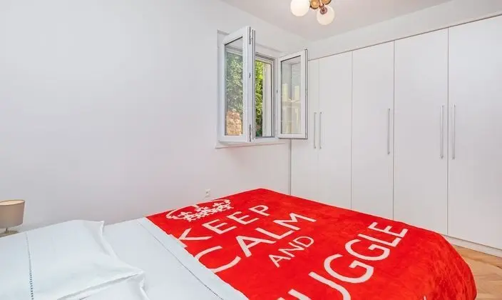 Tek Büyük Yataklı Oda (Red room)