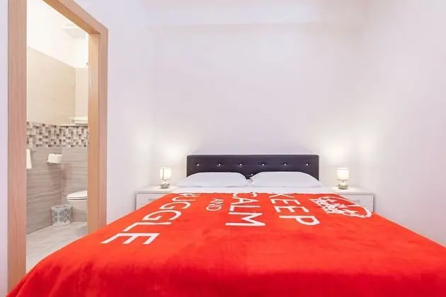 Tek Büyük Yataklı Oda (Red room)