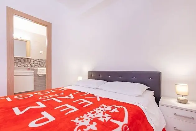 Tek Büyük Yataklı Oda (Red room)