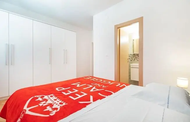 Tek Büyük Yataklı Oda (Red room)