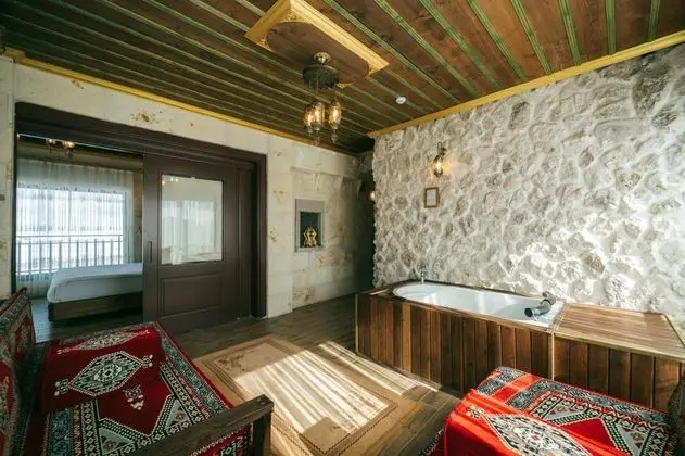 Jakuzzili Taş Oda, 1. Kat