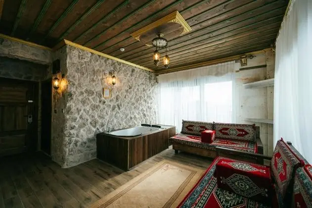 Jakuzzili Taş Oda, 1. Kat