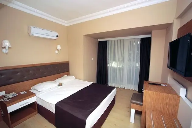 Standard Tek Büyük veya İki Ayrı Yataklı Oda (Land View)