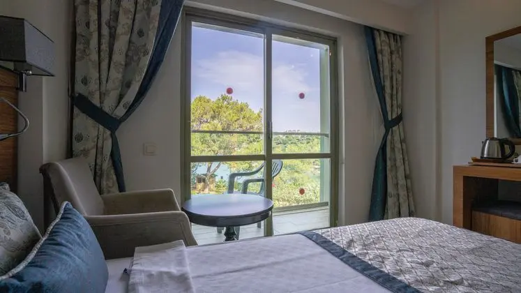 https://images.etstur.com/imgproxy/resize/2560x1440/files/images/hotelImages/etsrooms/1037/Incekum_West_Otel_20241127110532_0.jpg