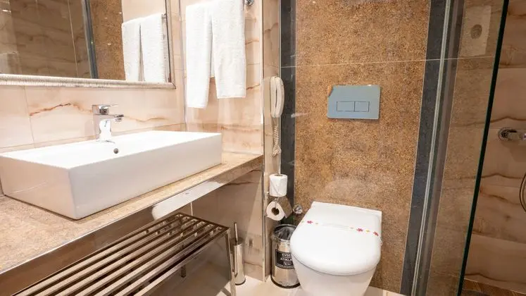 https://images.etstur.com/imgproxy/resize/2560x1440/files/images/hotelImages/etsrooms/1037/Incekum_West_Otel_20241127110532_2.jpg