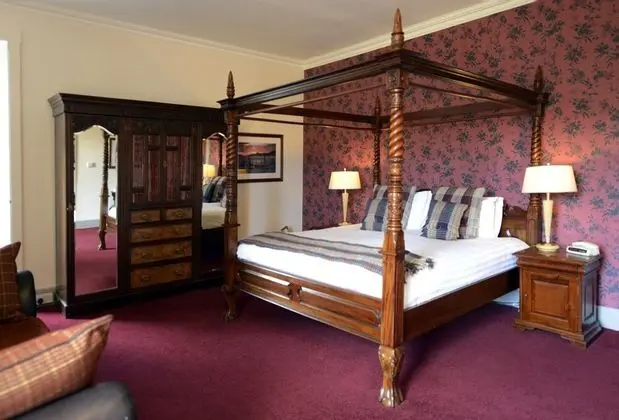 4 Poster Double Room with Loch View