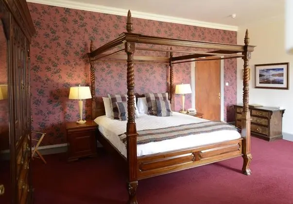 4 Poster Double Room with Loch View