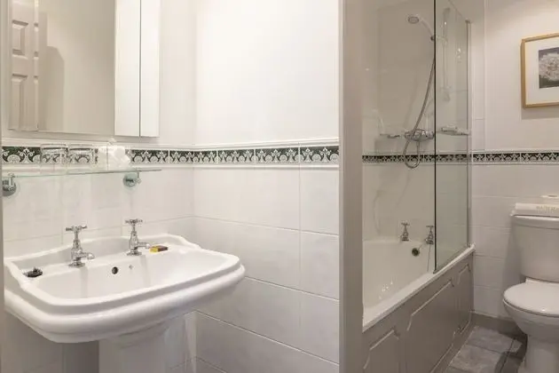 4 Poster Double Room with Loch View