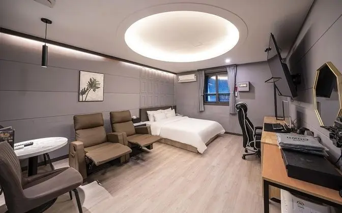 Oda (Suite rooms (watch movies on a large )