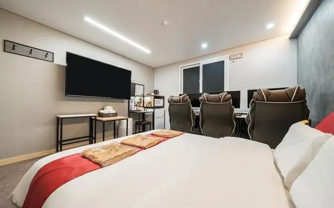 Oda (3 Person Room - Air Purifier Microwav)