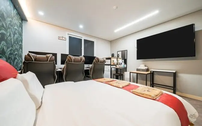 Oda (3 Person Room - Air Purifier Microwav)