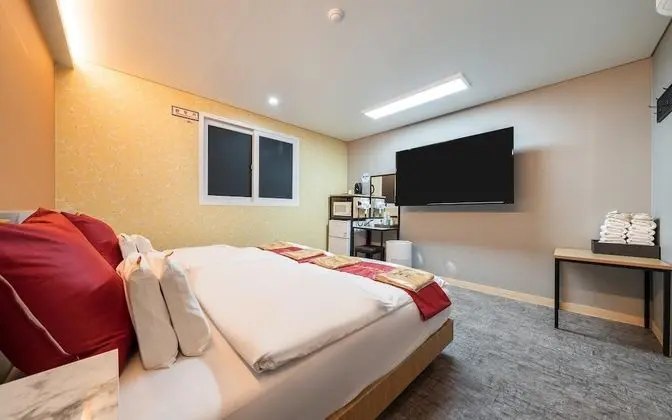 Oda (4 Person Room - Air Purifier Microwav)