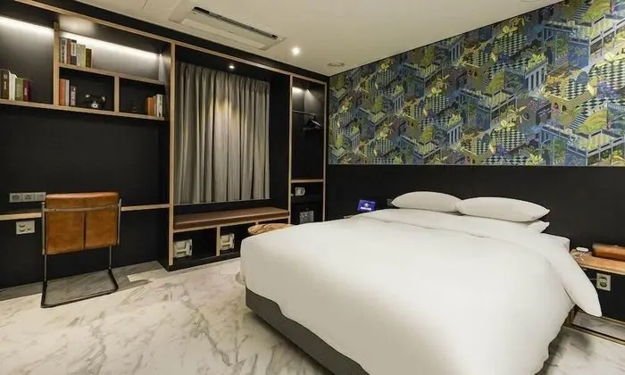 Premium Tek Büyük Yataklı Oda