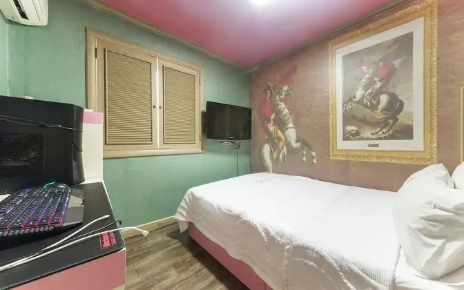 Oda (Mini Room (No-hard PC bag available))