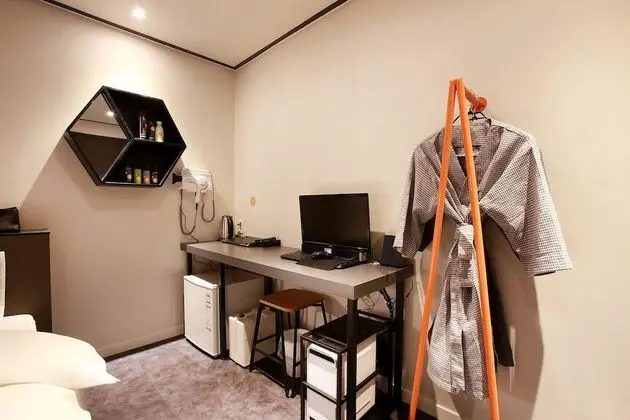 Oda (OTT Movie Room (Netflix available))