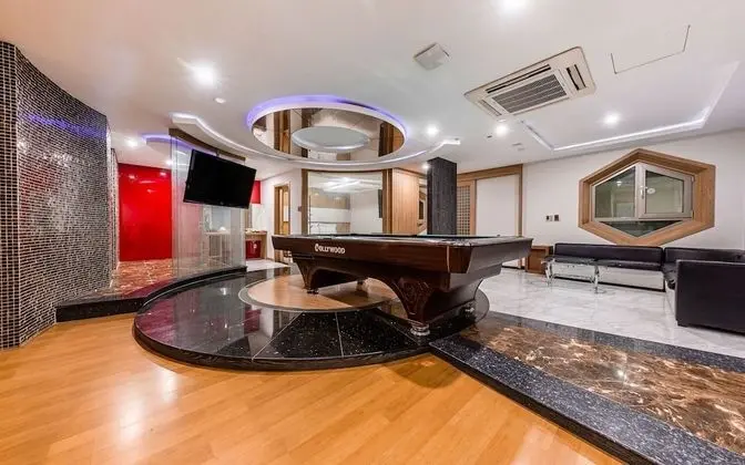 Oda (VIP - Pool Table or 2PC Room Random a)