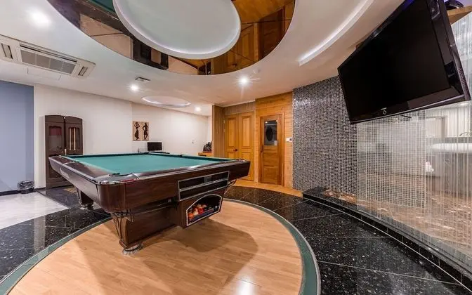 Oda (VIP - Pool Table or 2PC Room Random a)