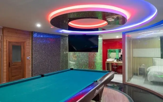 Oda (VIP - Pool Table or 2PC Room Random a)
