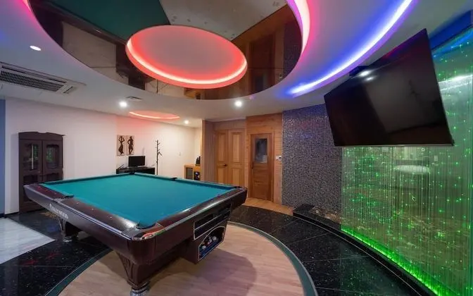 Oda (VIP - Pool Table or 2PC Room Random a)