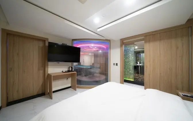 Oda (VIP - Pool Table or 2PC Room Random a)