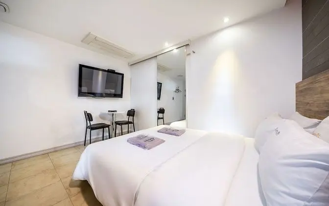 Oda (Suite (square bed/Netflix/YouTube vie)