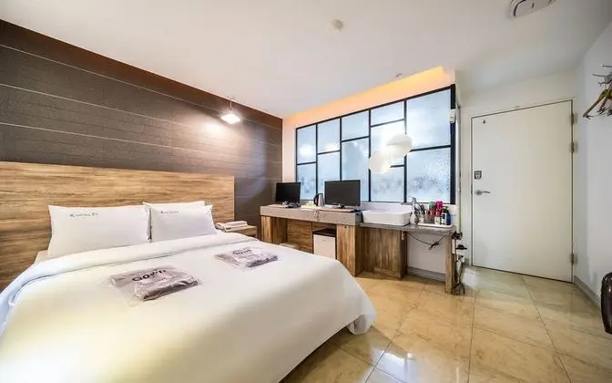 Oda (Suite (square bed/Netflix/YouTube vie)
