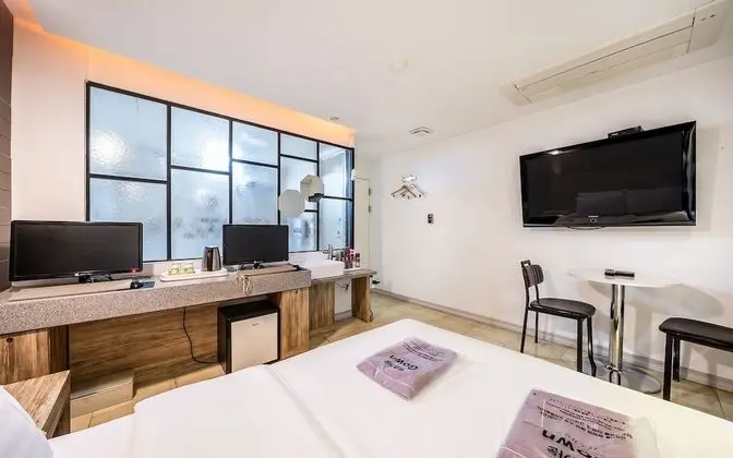 Oda (Suite (square bed/Netflix/YouTube vie)