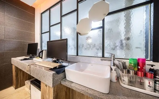 Oda (Suite (square bed/Netflix/YouTube vie)
