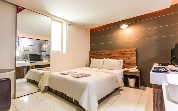 Oda (Suite (square bed/Netflix/YouTube vie)