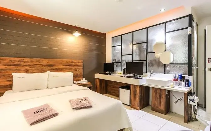 Oda (Suite (square bed/Netflix/YouTube vie)