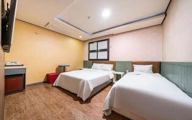 Oda (Twin Bed Room (Netflix YouTube availa)