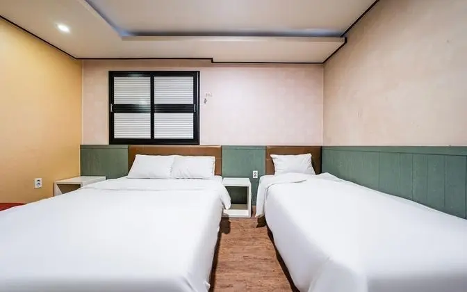 Oda (Twin Bed Room (Netflix YouTube availa)