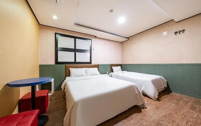 Oda (Twin Bed Room (Netflix YouTube availa)