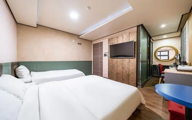 Oda (Twin Bed Room (Netflix YouTube availa)
