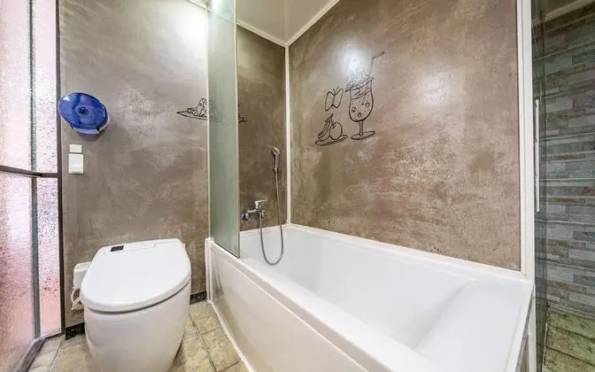 Oda (Twin Bed Room (Netflix YouTube availa)