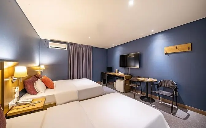Oda (Twin Twin Bed Room - 2 beds + 1 bed ()